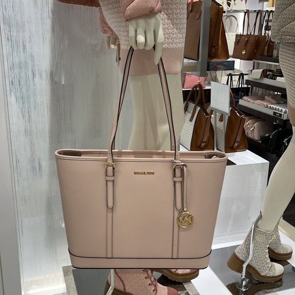 MICHAEL KORS
Jet Set Travel Lg Top Zip Shoulder Tote Saffiano Leather
Pwdr Blush - Picture 3 of 16